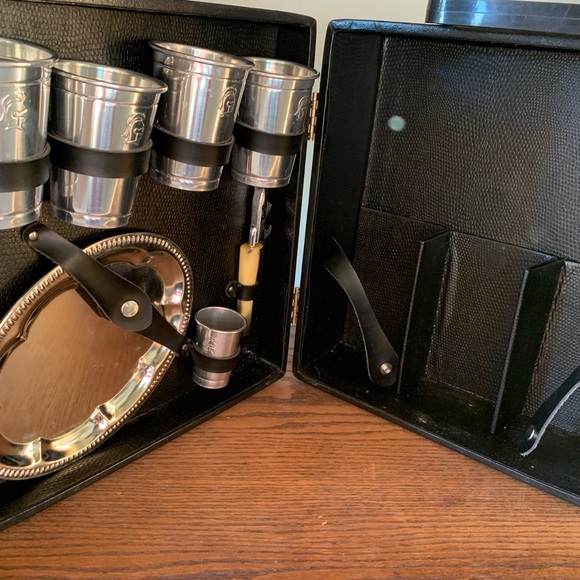 TRAV-L-BAR In Suitcase For Four Guests in Silver With Serving Tray, Bar Utensils - Picture 13 of 17